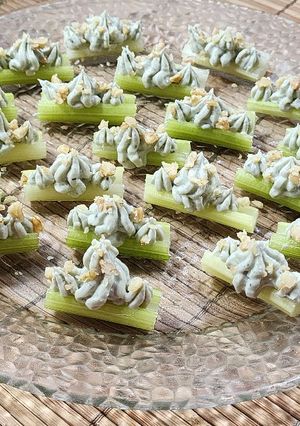 Una foto de Barquitas de apio, roquefort y nuez
