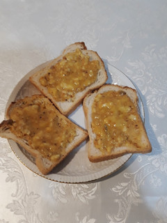 Una foto de Tostadas con plátano, polen de abejas, miel y z. de mandarina
