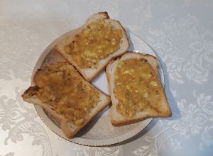Foto principal de Tostadas con plátano, polen de abejas, miel y z. de mandarina