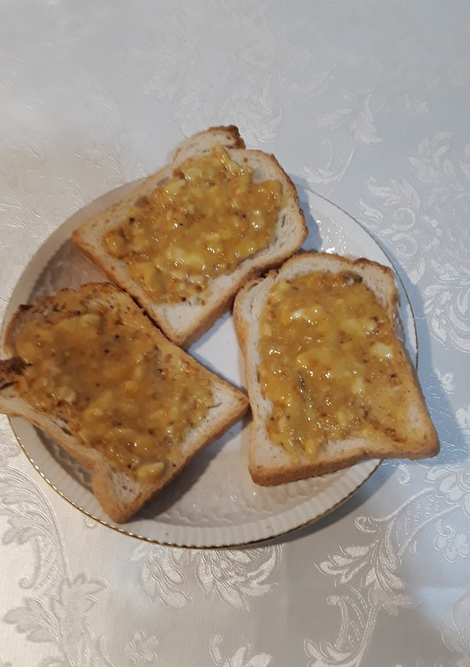 Una foto de Tostadas con plátano, polen de abejas, miel y z. de mandarina