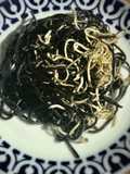 Spaghetti al nero di seppia con gulas all'aglio