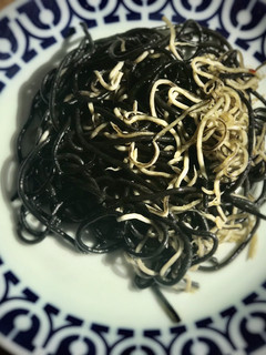 Una foto de Spaghetti al nero di seppia con gulas all'aglio