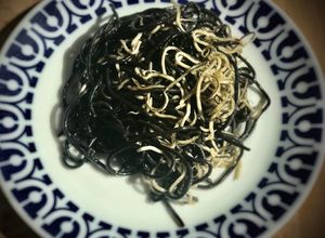 Foto principal de Spaghetti al nero di seppia con gulas all'aglio