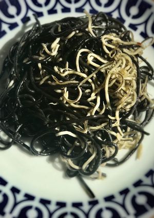 Una foto de Spaghetti al nero di seppia con gulas all'aglio