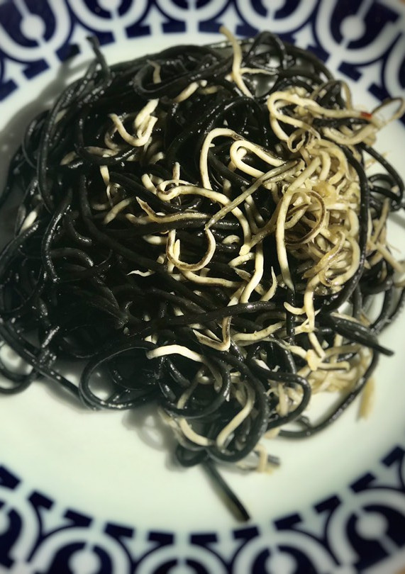 Una foto de Spaghetti al nero di seppia con gulas all'aglio