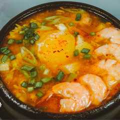 A picture of Sundubu Jjigae Sup Tahu Pedas a la Korea.