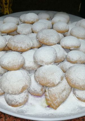A picture of Soft Eid Kahk (Plain and with Various Fillings).