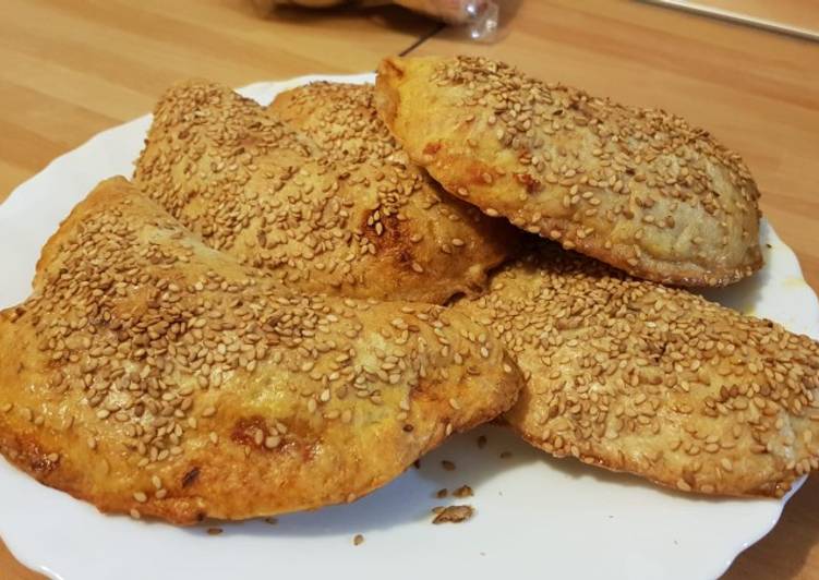 Calzoni al forno con pomodoro,basilico e mozzarella di bufala