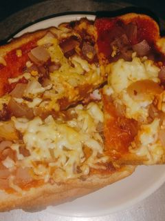 ब्रेड चीज़ पिज़्ज़ा (bread cheese pizza recipe in Hindi) रेसिपी मुख्य फोटो