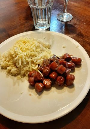 Una foto de Salchichas caramelizadas con arroz