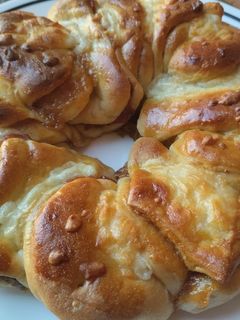 Una foto de Pan de guayaba y dulce de leche🥯🍯☕