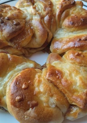 Una foto de Pan de guayaba y dulce de leche🥯🍯☕