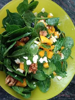 Una foto de Ensalada de espinacas con mango y arándanos