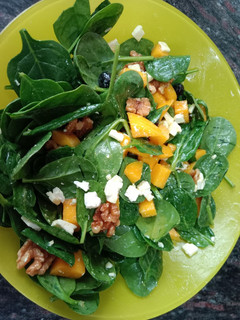 Una foto de Ensalada de espinacas con mango y arándanos