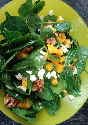 Foto principal de Ensalada de espinacas con mango y arándanos