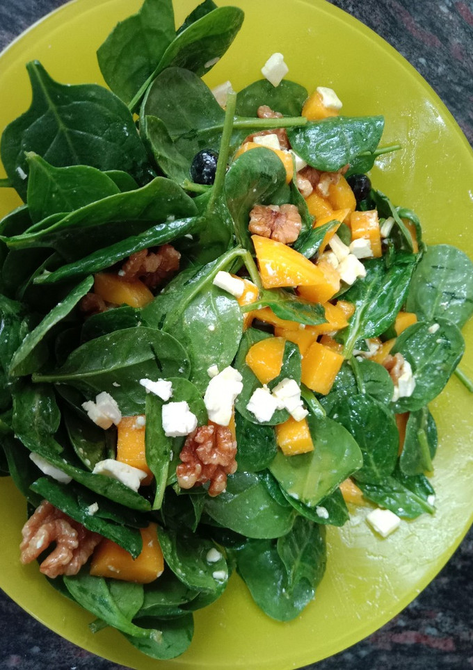 Una foto de Ensalada de espinacas con mango y arándanos