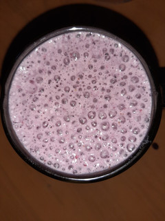 Una foto de Licuado de banana y frutos rojos🍌🍓