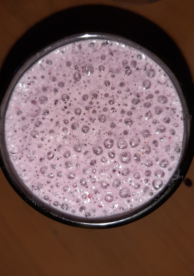 Una foto de Licuado de banana y frutos rojos🍌🍓