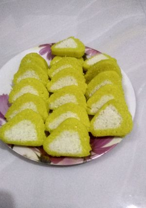 કોકોનટ રોલ્સ (Coconut Rolls Recipe In Gujarati) રેસીપી મુખ્ય ફોટો