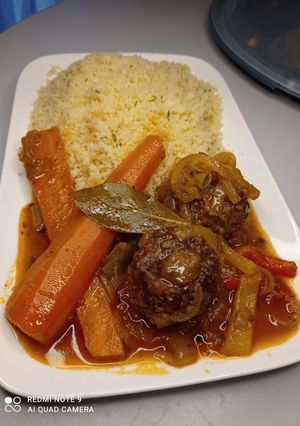 Une photo de Boulettes de viande accompagnées de couscous
