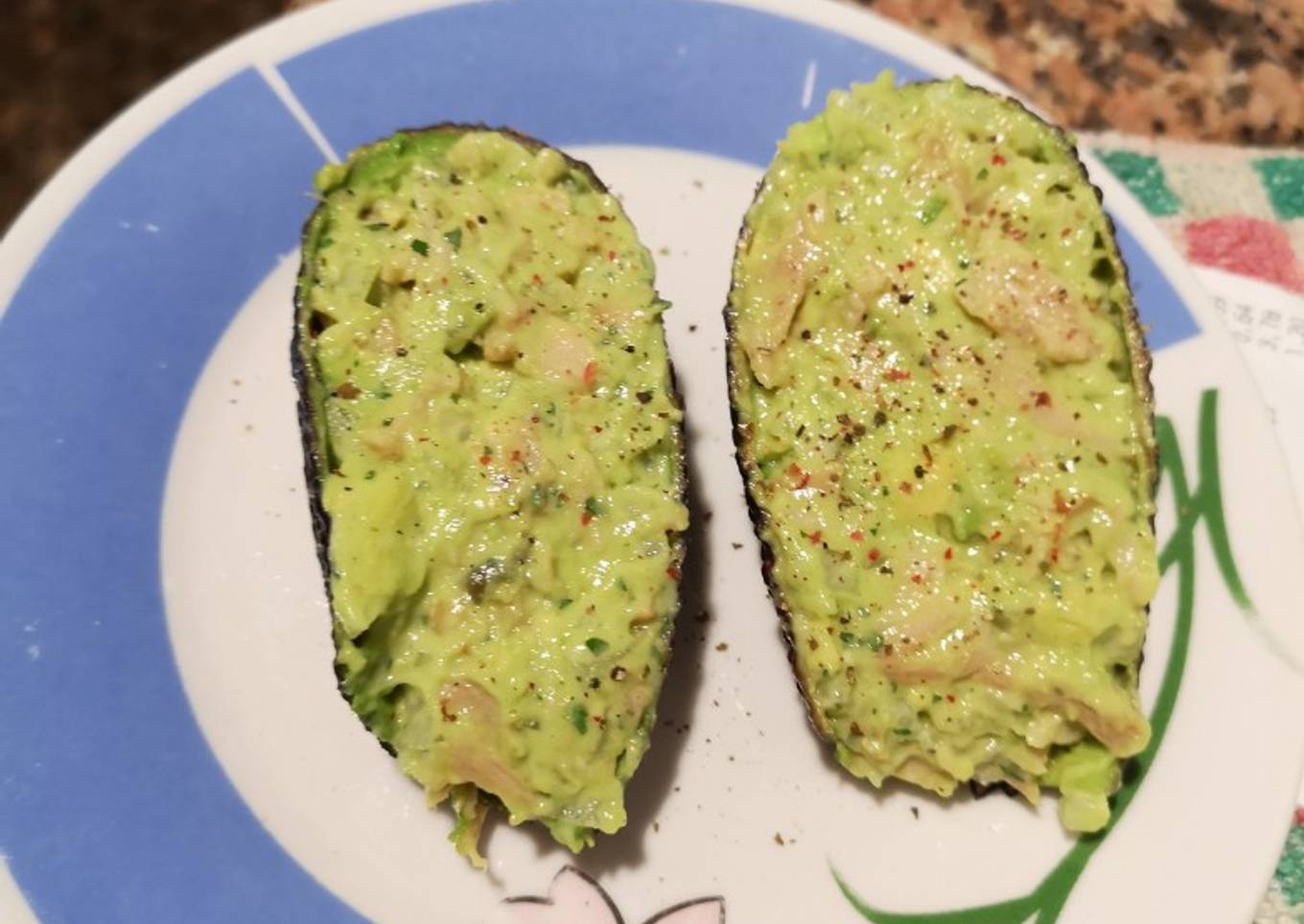 Aguacates rellenos de pollo