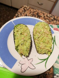 Una foto de Aguacates rellenos de pollo
