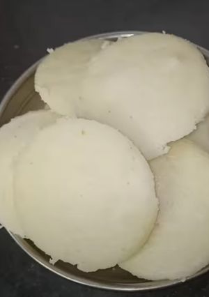 इडली (Idli recipe in hindi) रेसिपी मुख्य फोटो