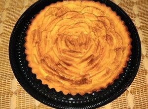 Una foto de Tarta de crema pastelera, manzana y canela