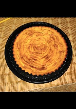 Una foto de Tarta de crema pastelera, manzana y canela