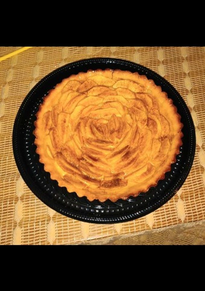 Una foto de Tarta de crema pastelera, manzana y canela