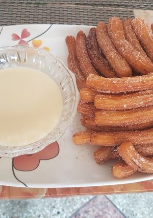 Una foto de Churros con leche condensada