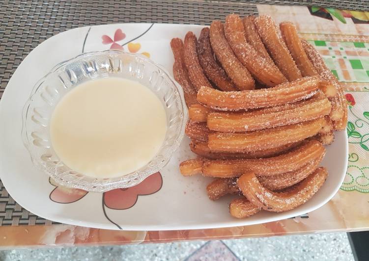Churros con leche condensada