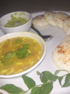 ઈડલી સાંભાર(idli sambhar recipe in gujarati) રેસીપી મુખ્ય ફોટો
