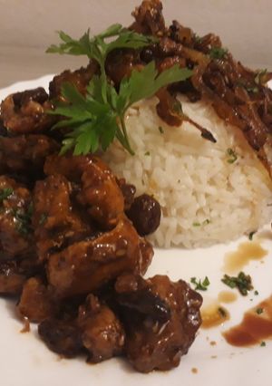Una foto de Bondiola agridulce con pasas de uva y arroz