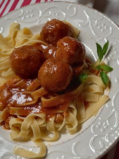 Una foto de Albóndigas con salsa de pimientos y gravy