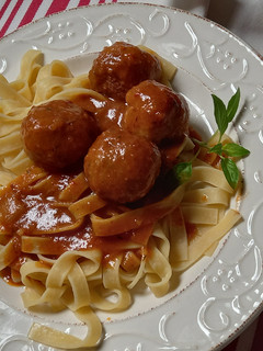 Una foto de Albóndigas con salsa de pimientos y gravy