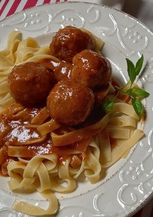 Una foto de Albóndigas con salsa de pimientos y gravy