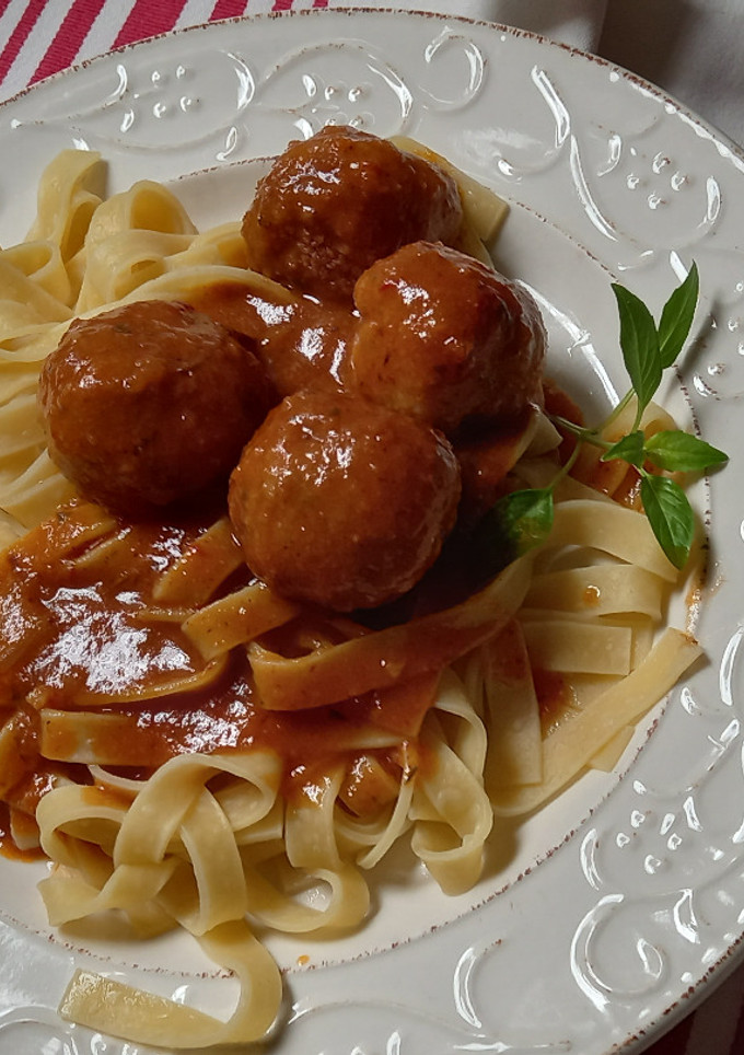Una foto de Albóndigas con salsa de pimientos y gravy