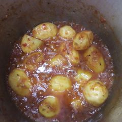 A picture of Khatey meethay aloo.