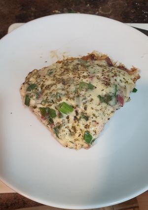 Una foto de Omelette Cebolla Morada, Salame y Cebollín