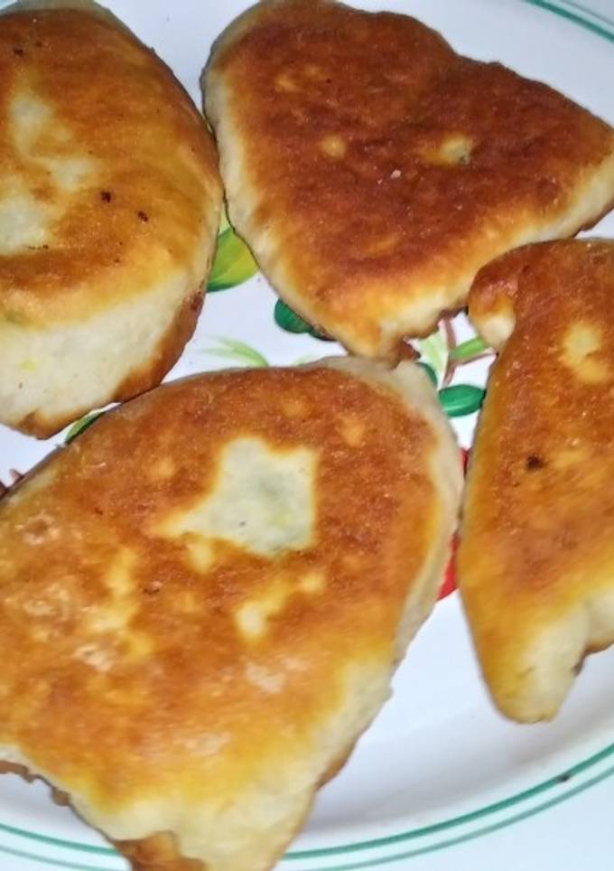 Пиріжки з цибулею та вареним яйцем