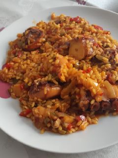 Una foto de Arroz y pulpo
