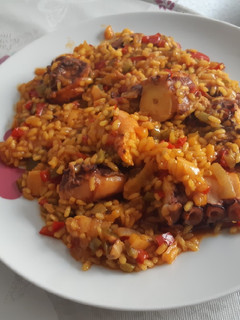 Una foto de Arroz y pulpo