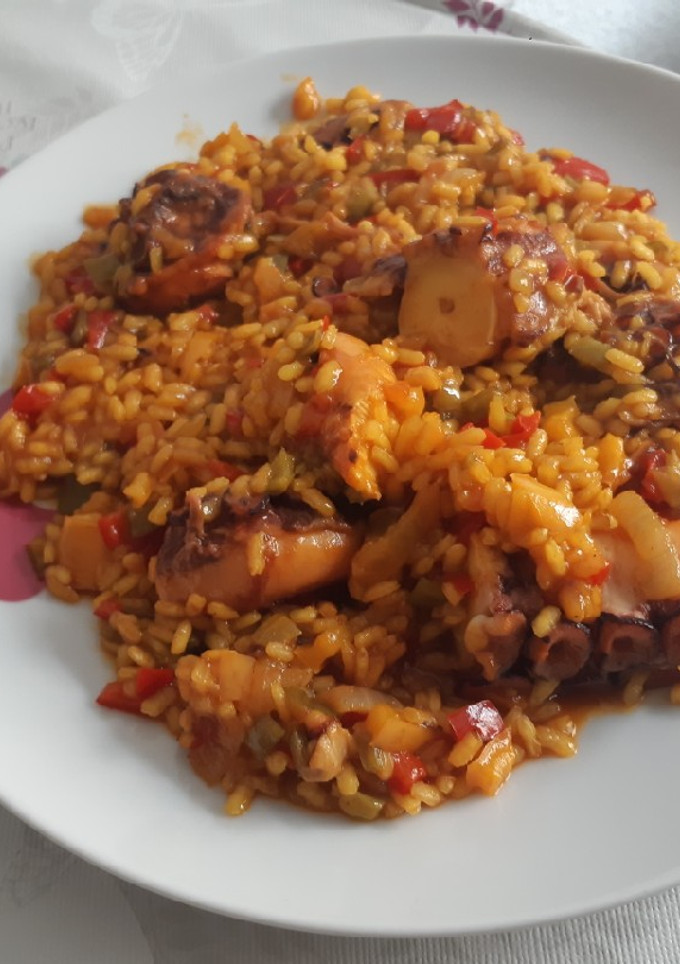 Una foto de Arroz y pulpo