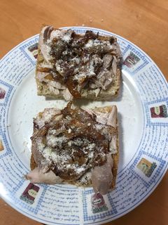 Una foto de Tostadas de pollo con cebolla caramelizada al Pedro Ximénez y queso parmesano