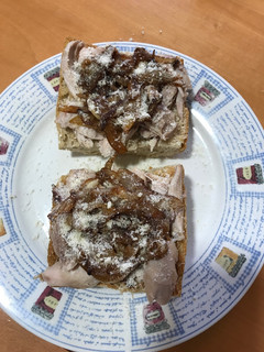 Una foto de Tostadas de pollo con cebolla caramelizada al Pedro Ximénez y queso parmesano