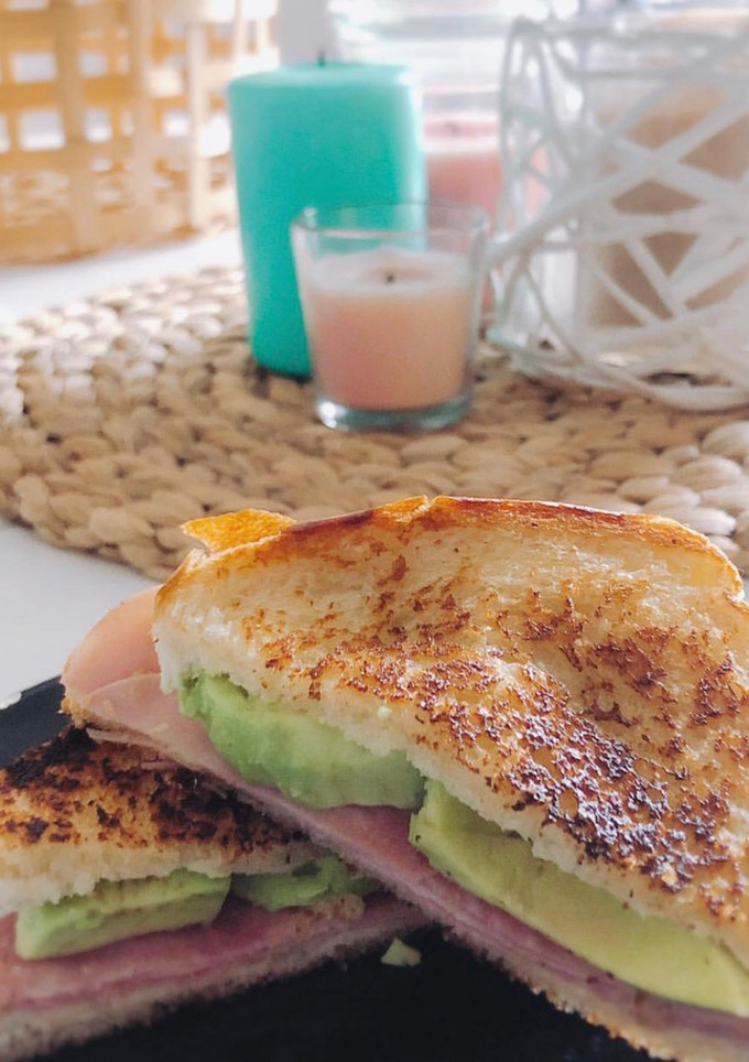 Una foto de Mixto de jamón york y aguacate