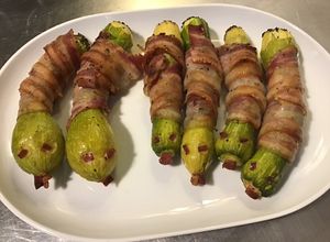 Une photo de « Famille serpent » de jeunes courgettes italiennes, pancetta corse, moutarde et basilic