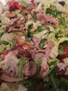 Una foto de Ensalada templada de codorniz escabechada