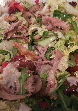 Una foto de Ensalada templada de codorniz escabechada